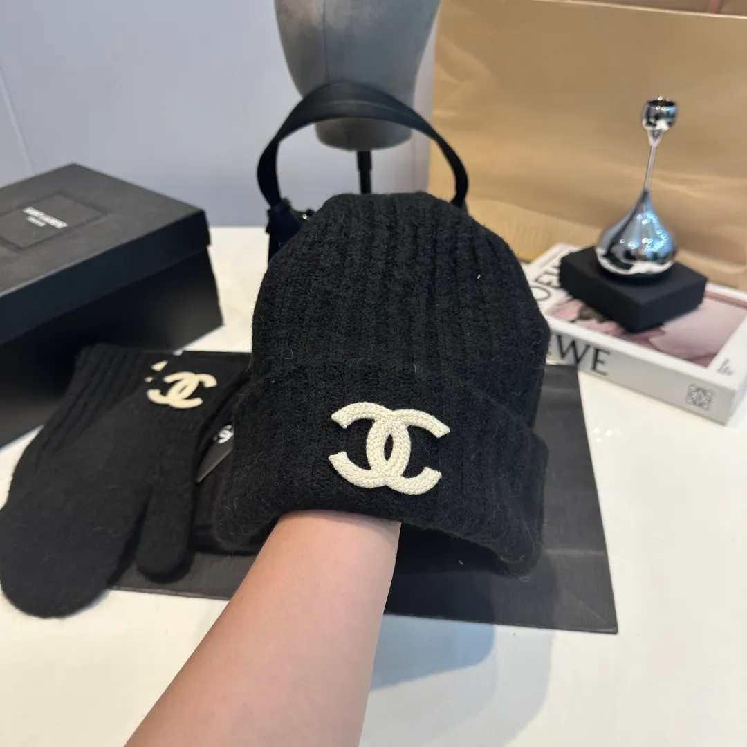 P130 CHANEL Xiaohongshu popular style, official website new classic suit hat! Hat➕scarf+gloves feel great! It’s warm and super comfortable. This winter, all you need is a hat set like this. It’s warm and fashionable! Welcome to choose!!
