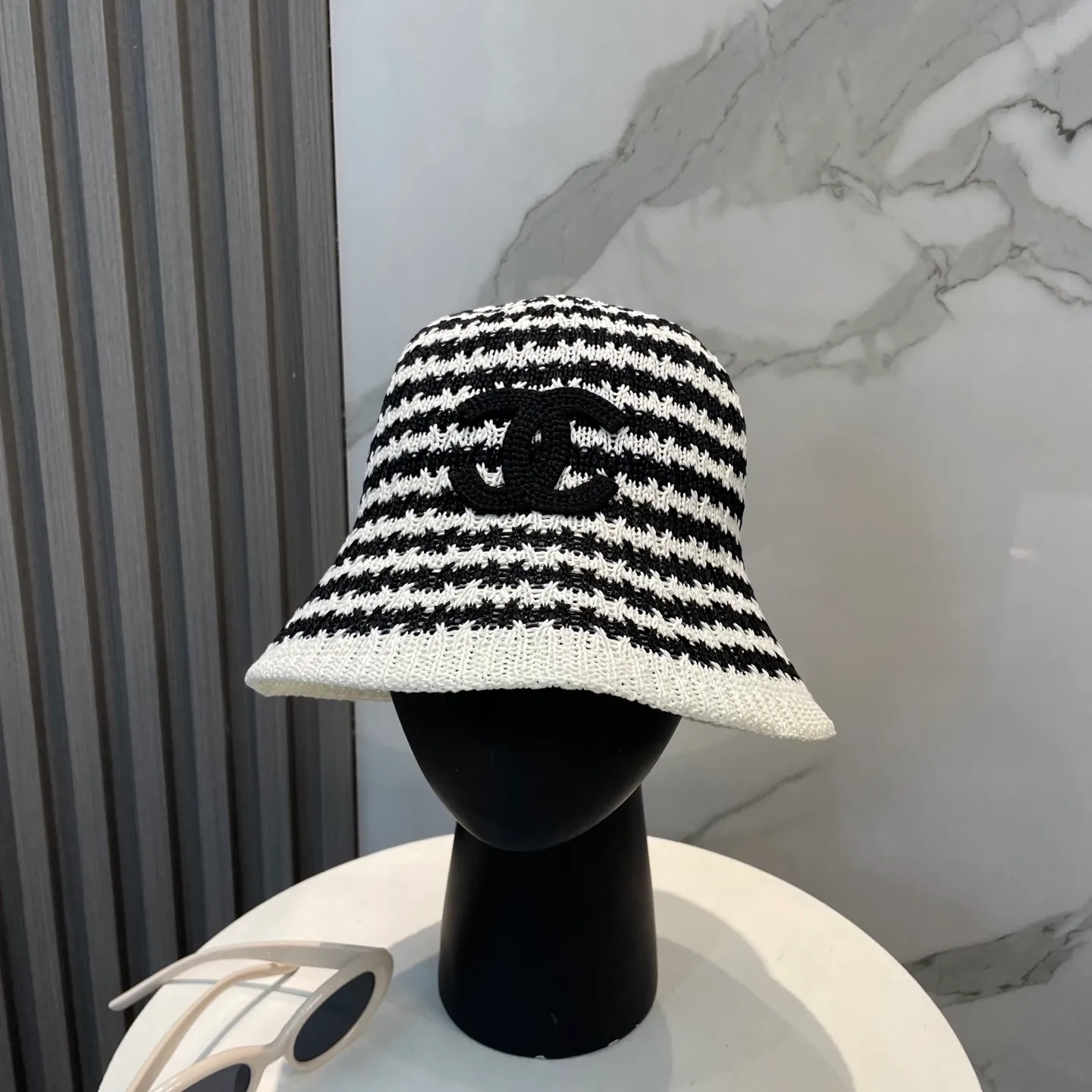 P66 CHANEL's new knitted basin hat, made of high density, a super tasteful knitted hat ~ the first choice for going out on the street! The shape of the hat is super nice, the color is perfect, and it’s light to carry! A must-have for little fairies🧚Head circumference 57cm