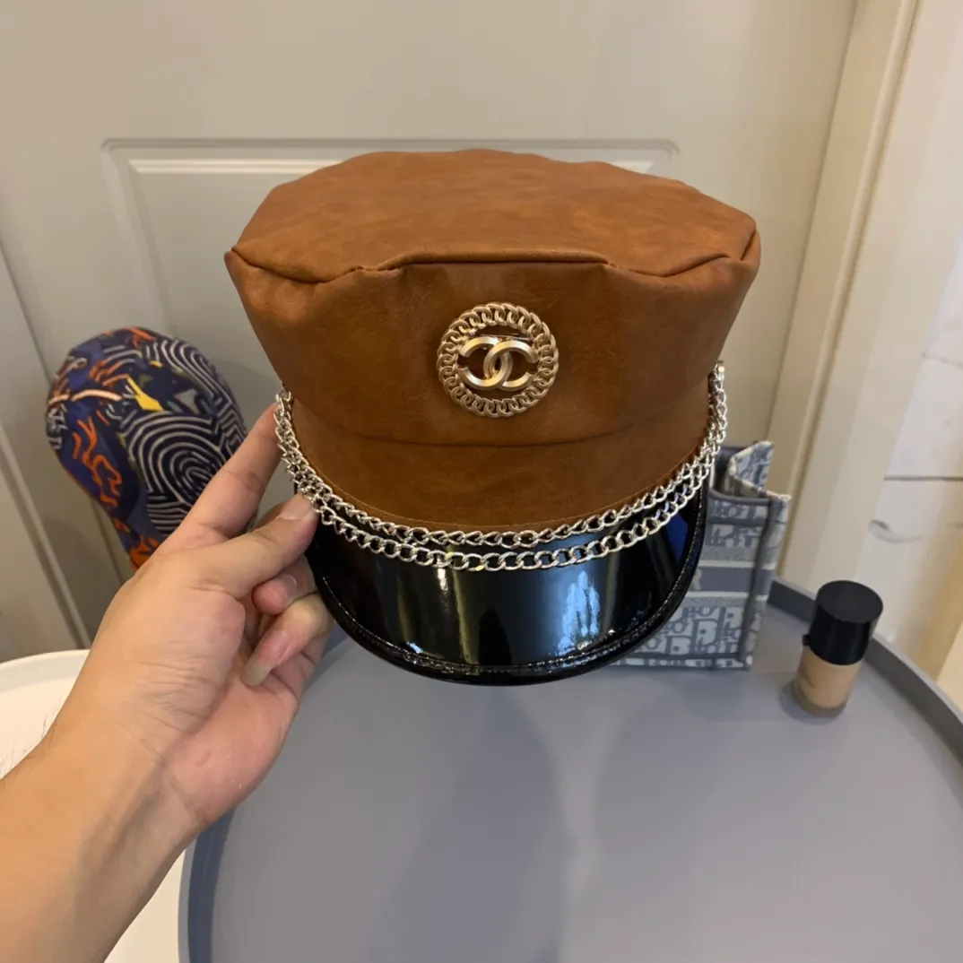 P110 Chanel 2020 autumn and winter new high-grade leather octagonal beret! A classic piece from a fashionable lady! This is a product that you can just close your eyes and the leather texture is super good! High-grade fabric lining, showing high quality! This year’s popular color is peacock blue, beautiful! Material: 100% PU Head circumference: 57cm