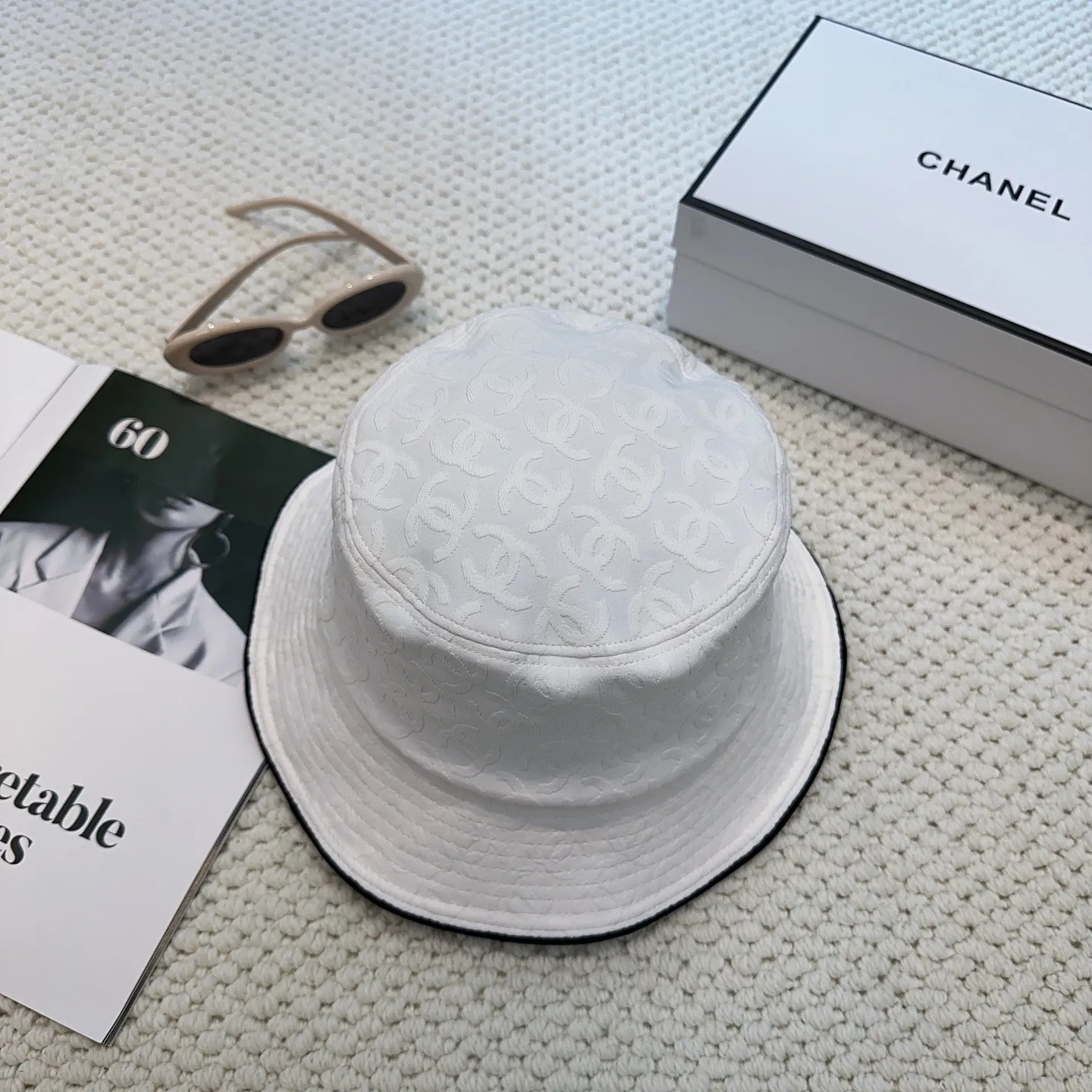 P96 Chanel's new bucket hat, high quality 1:1 replica, customized front fabric canvas jacquard. High-end customized model, irresistible presbyopic canvas, very flattering and small, you can enter it with your eyes closed, I give it 100 points for the quality!