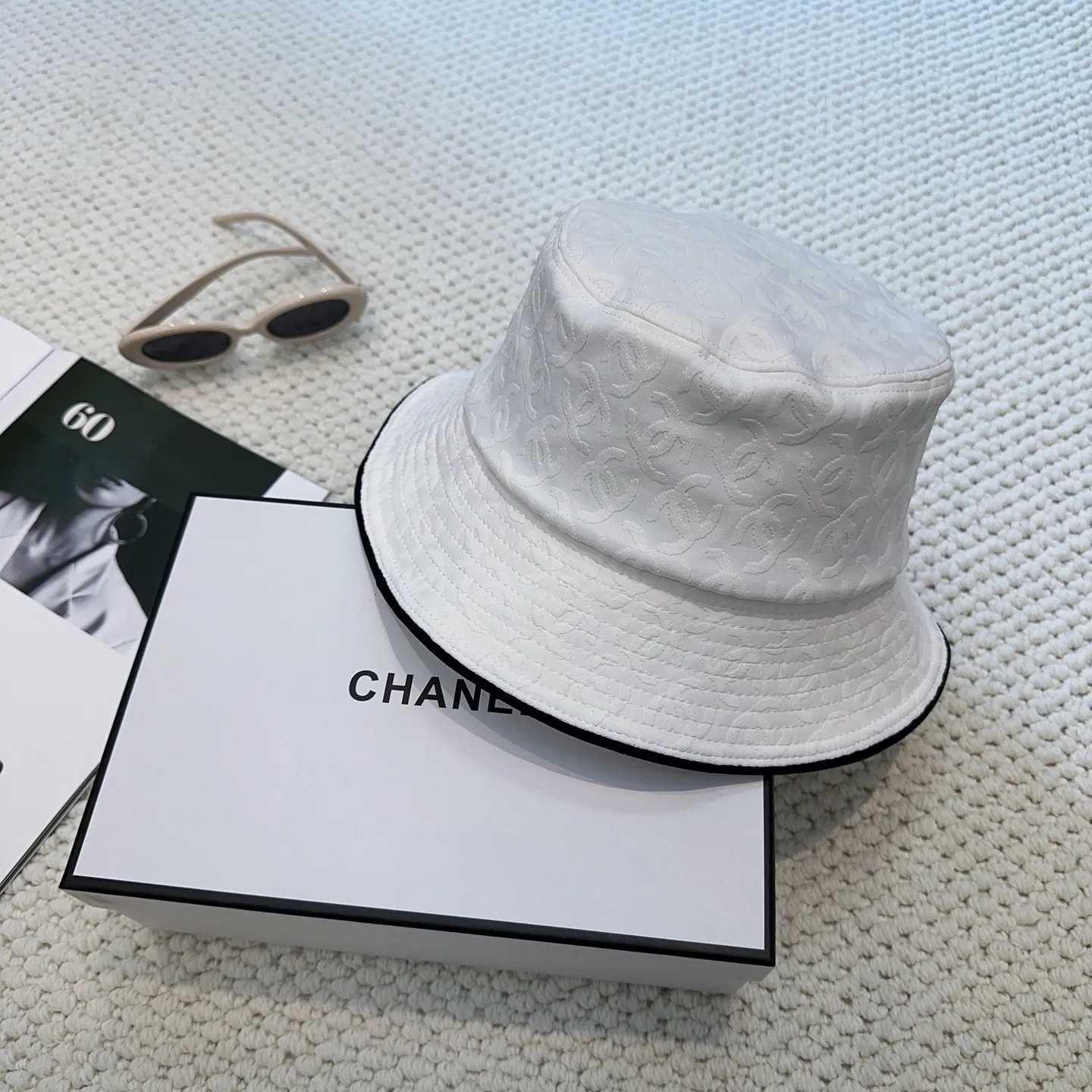 P96 Chanel's new bucket hat, high quality 1:1 replica, customized front fabric canvas jacquard. High-end customized model, irresistible presbyopic canvas, very flattering and small, you can enter it with your eyes closed, I give it 100 points for the quality!