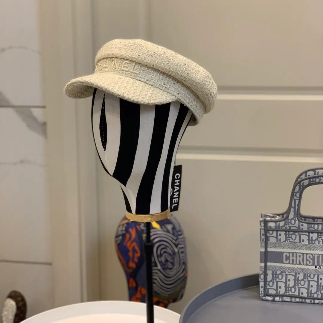 P100 celebrity style! CHANEL Chanel's new autumn and winter plaid military hat newsboy hat, French socialite! The fabric is this year's latest small plaid pattern, and the high-end 1:1 customized hat shape is simply invincible. The shape of the hat is super good. For a high-end hat, the mold is very important. It is definitely not something that a small factory can make. When you put it on, your temperament will rise to three levels instantly! No need to worry about any testing, enter the shopping mall without any worries! Material: 100% polyester fiber Lining: 100% cotton Head circumference: 57cm