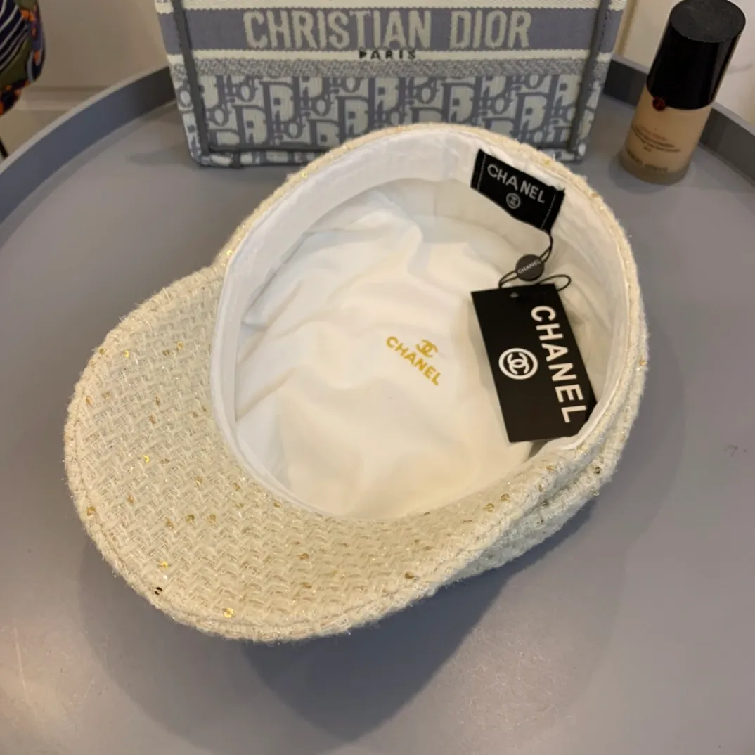 P100 celebrity style! CHANEL Chanel's new autumn and winter plaid military hat newsboy hat, French socialite! The fabric is this year's latest small plaid pattern, and the high-end 1:1 customized hat shape is simply invincible. The shape of the hat is super good. For a high-end hat, the mold is very important. It is definitely not something that a small factory can make. When you put it on, your temperament will rise to three levels instantly! No need to worry about any testing, enter the shopping mall without any worries! Material: 100% polyester fiber Lining: 100% cotton Head circumference: 57cm