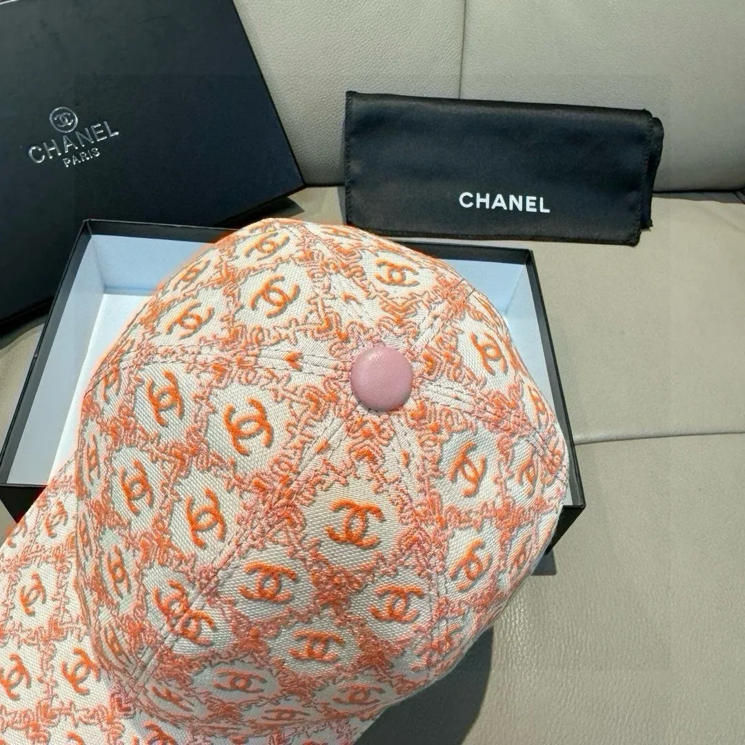 p90 new model shipped!   , Chanel (Chanel) new original baseball cap, small double C jacquard, 1:1 mold opening and customization at the counter, original canvas fabric + first layer of cowhide, light and breathable! The quality is great, the basic head circumference is 56cm, and the patch is adjustable.