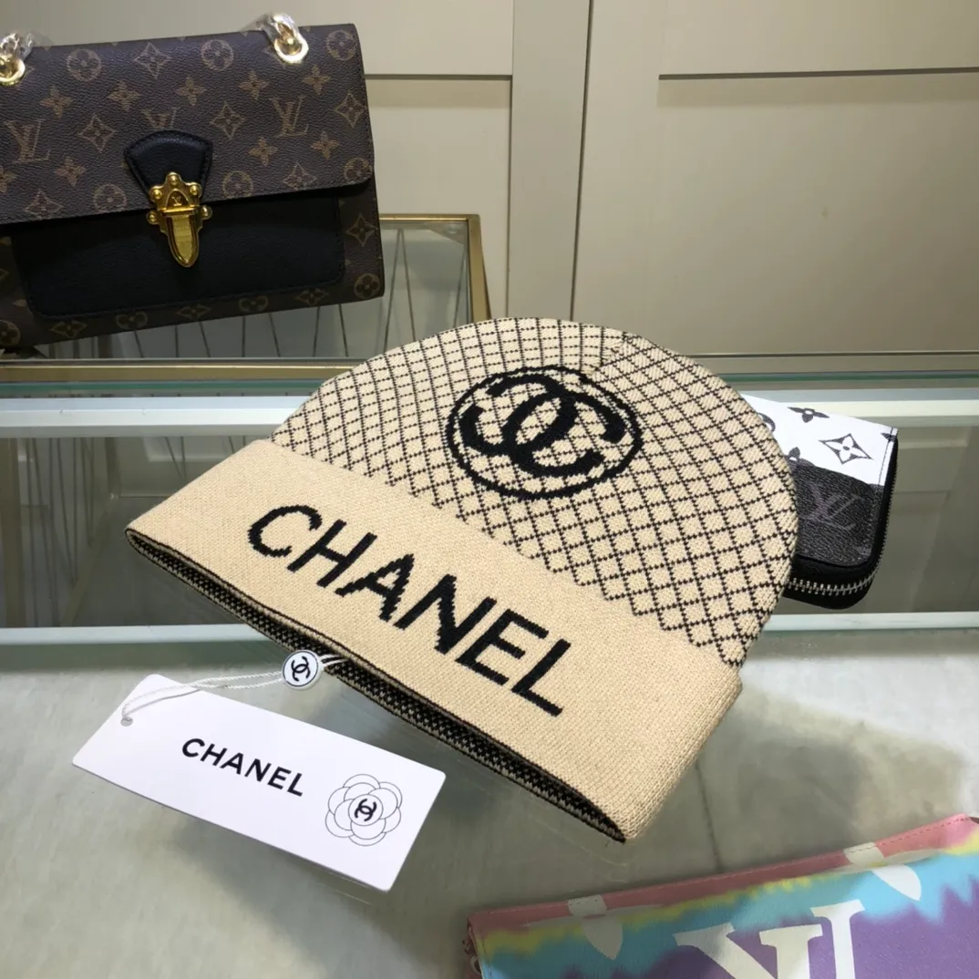 P70 comes with dust bag. CHANEL🎩cashmere wool quality knitted hat, fashionable, good quality, high-end, super soft! Super hot💖The texture is great and it’s great to match when out on the street! Fashion trends! A must-have item for autumn and winter, get it now!