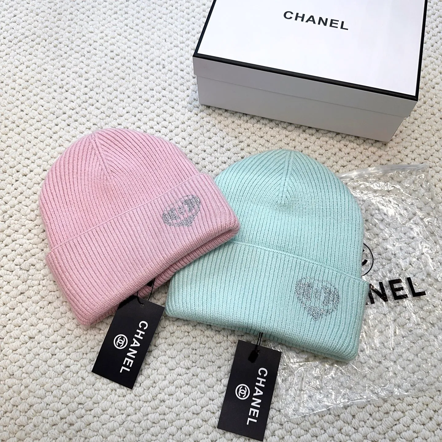 P80 CHANEL Chanel】🔥Simple rhinestone style knitted beanie, super popular💖The texture is first-class, it is very easy to match when going out!