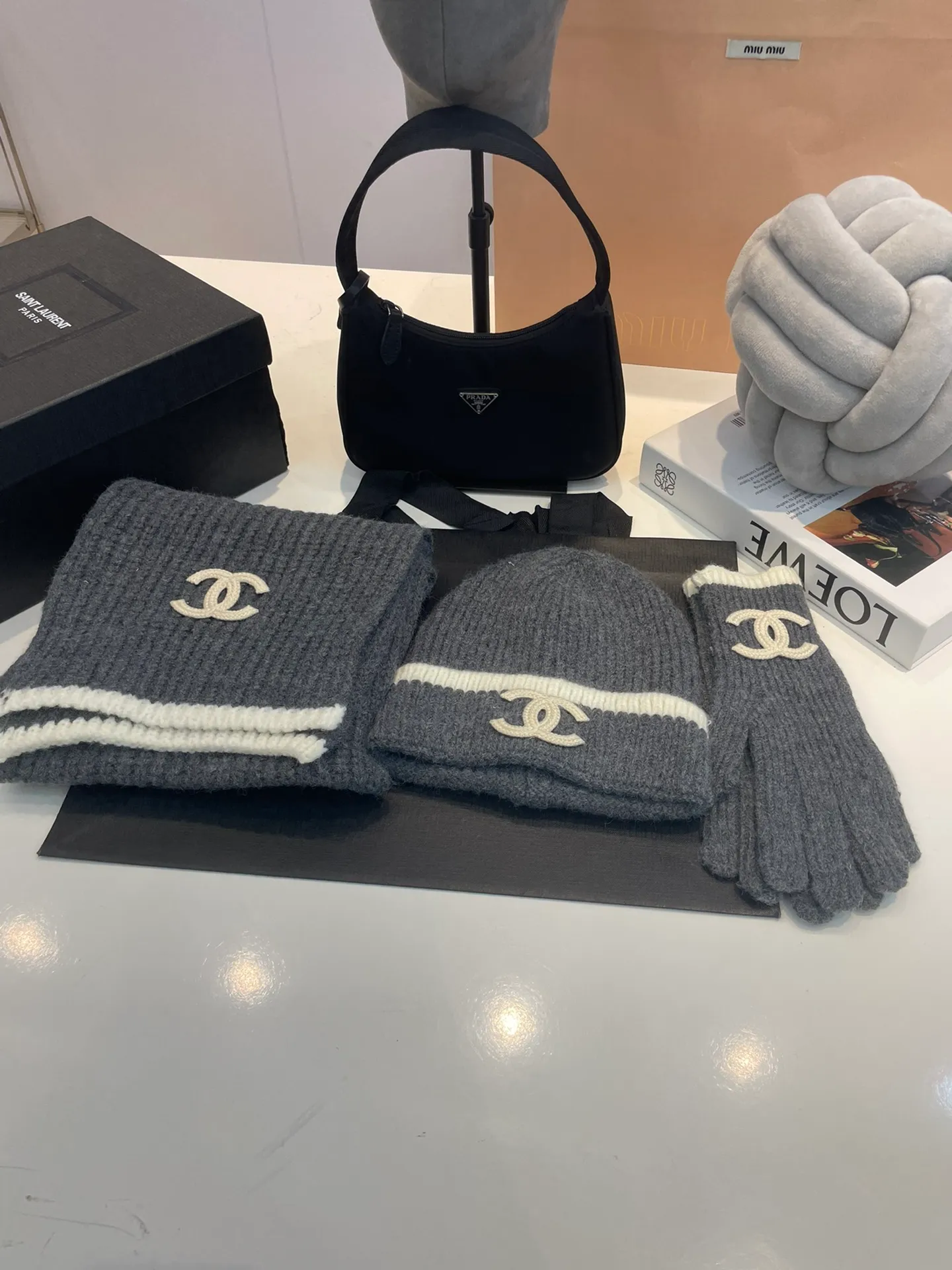 P180 CHANEL [Wool Suit, Scarf + Gloves + Hat-] Classic suit, hat, wool knitted hat and gloves, warm and super comfortable for winter. It’s a magical tool for young ladies to reduce their age~warm and fashionable! Can be made into mother-daughter parent-child style. Scarf: 185/35cm. Hat. Head circumference around 57 cm.