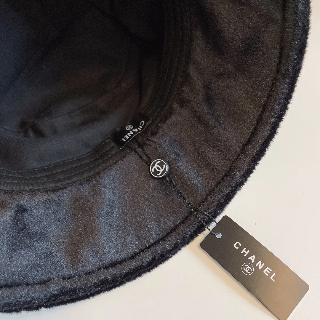 🉐70👒CHANEL Chanel 2022 new autumn and winter small fragrance style bucket hat, plush and very comfortable, the big brand model is super easy to match, one that you can wear with your eyes closed