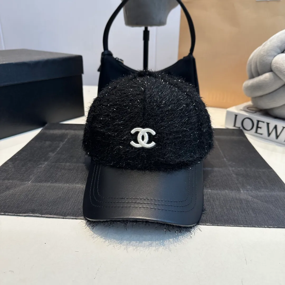 P60 CHANEL Chanel's new autumn and winter small fragrance style baseball cap🧢, the big brand model is super easy to match, one that you can wear with your eyes closed