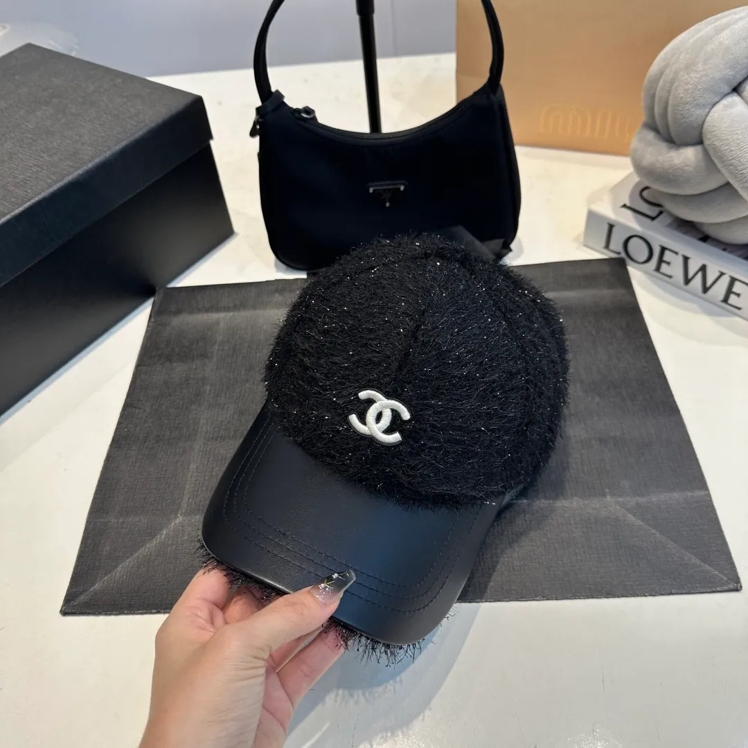 P60 CHANEL Chanel's new autumn and winter small fragrance style baseball cap🧢, the big brand model is super easy to match, one that you can wear with your eyes closed