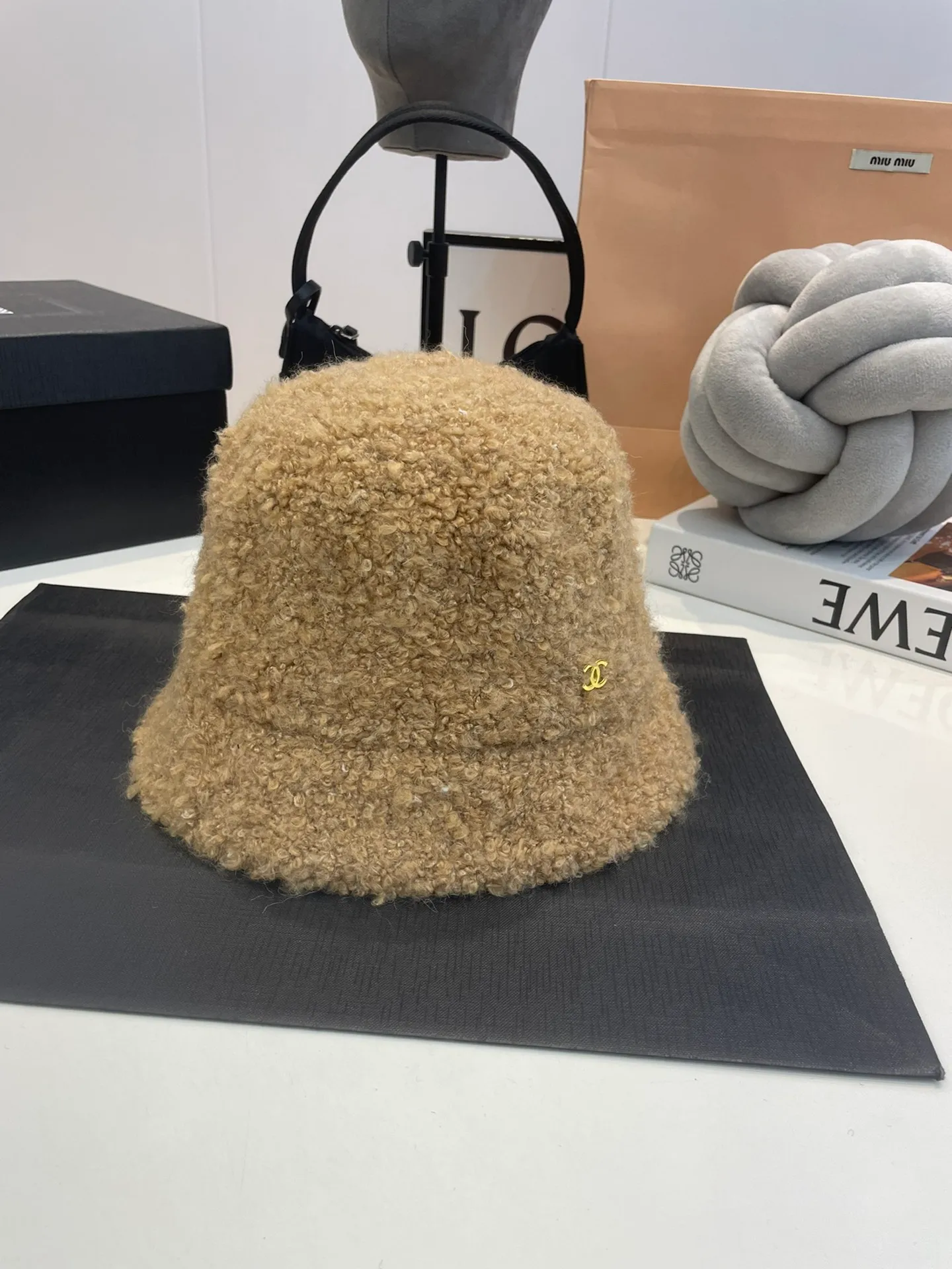 P60 CHANEL Chanel 2023 new autumn and winter lamb wool small fragrance bucket hat, big brand style is super easy to match, hurry up and buy it