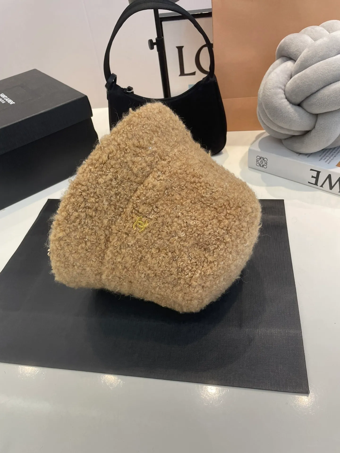P60 CHANEL Chanel 2023 new autumn and winter lamb wool small fragrance bucket hat, big brand style is super easy to match, hurry up and buy it