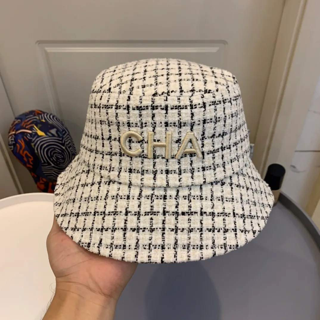 P90 CHANEL Chanel's new autumn and winter plaid fisherman hat, newsboy hat, French socialite! The fabric is this year's latest small plaid pattern, and the high-end 1:1 customized hat shape is simply invincible. The shape of the hat is super good. For a high-end hat, the mold is very important. It is definitely not something that a small factory can make. When you put it on, your temperament will rise to three levels instantly! No need to worry about any testing, enter the shopping mall without any worries! Three colors in stock! Material: 100% polyester fiber Lining: 100% cotton Head circumference: 57cm Built-in Velcro