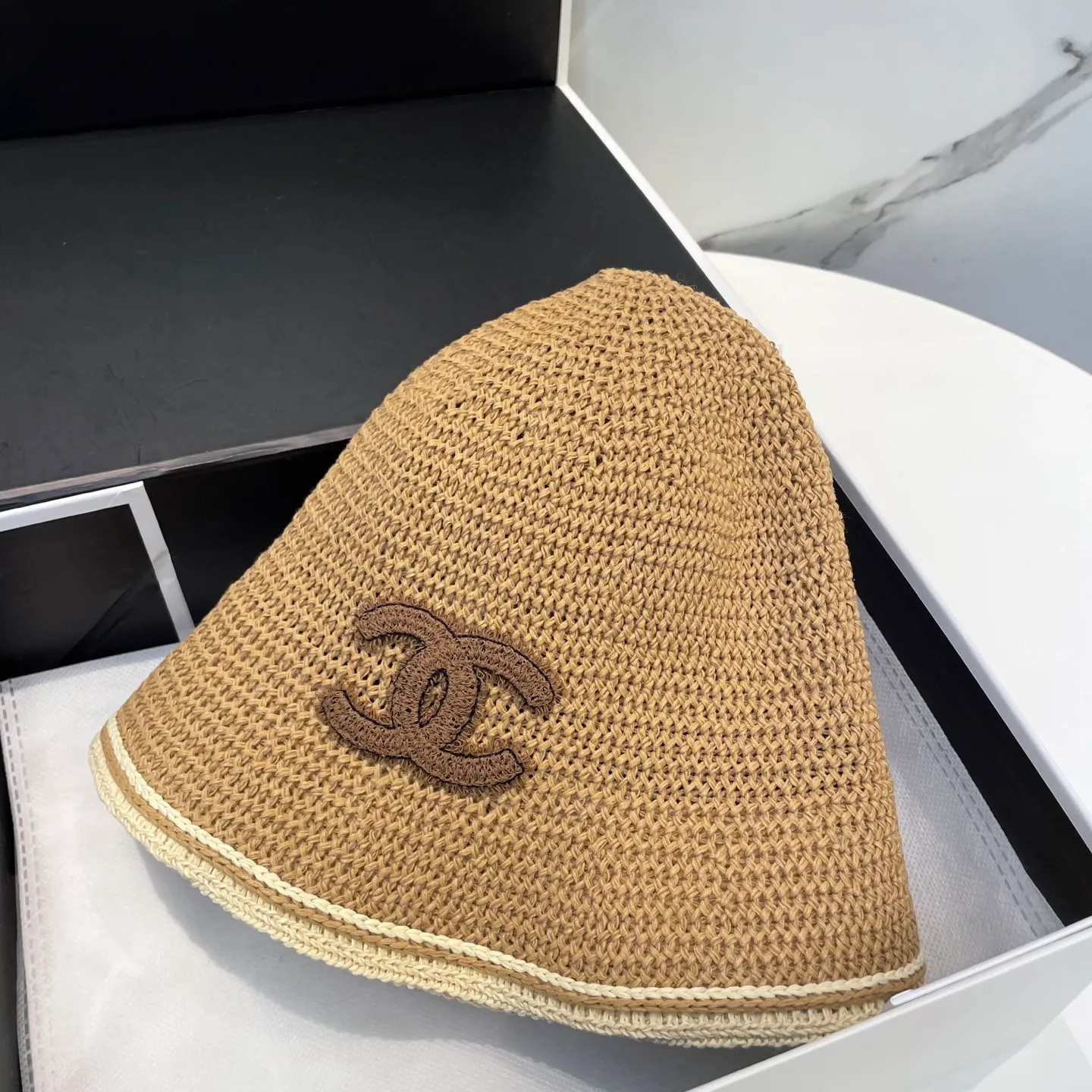 P76 CHANEL's new knitted basin hat, made of high density, a super tasteful knitted hat ~ the first choice for going out on the street! The shape of the hat is super nice, the color is perfect, and it’s light to carry! A must-have for little fairies🧚Head circumference 57cm