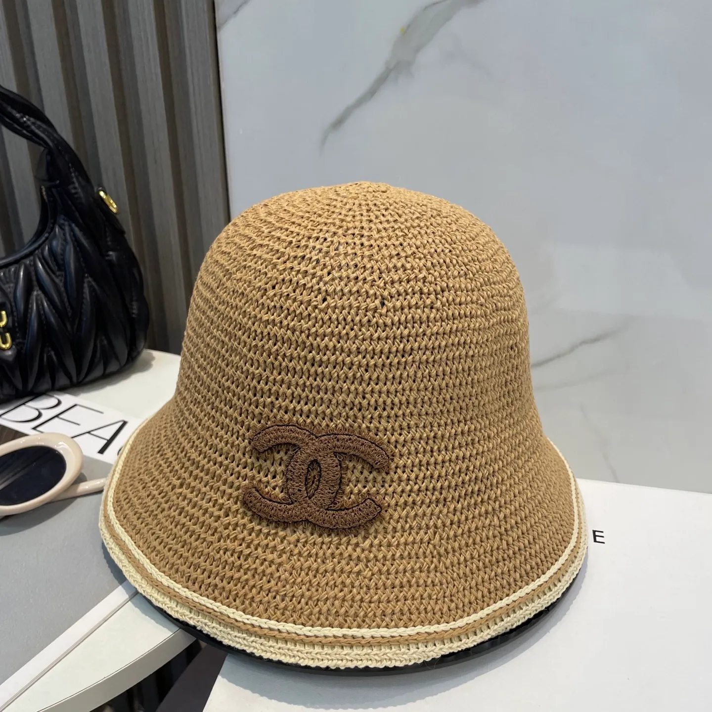 P76 CHANEL's new knitted basin hat, made of high density, a super tasteful knitted hat ~ the first choice for going out on the street! The shape of the hat is super nice, the color is perfect, and it’s light to carry! A must-have for little fairies🧚Head circumference 57cm