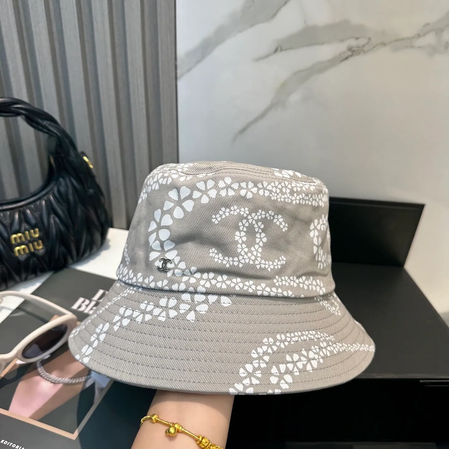 P100 Chanel's new high-version bucket hat has a classic baseball cap shape and is suitable for various occasions. Whether it is paired with casual wear or sportswear, it can easily enhance the fashion sense of the overall look. It is a trendy item that fashion lovers cannot miss.