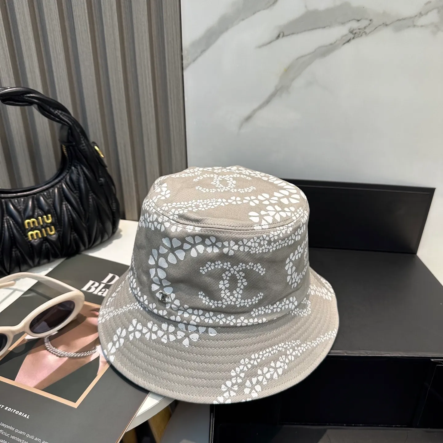 P100 Chanel's new high-version bucket hat has a classic baseball cap shape and is suitable for various occasions. Whether it is paired with casual wear or sportswear, it can easily enhance the fashion sense of the overall look. It is a trendy item that fashion lovers cannot miss.