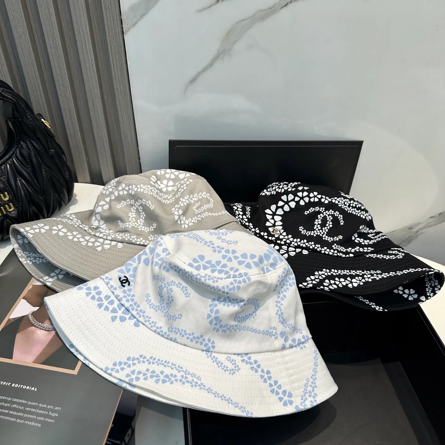 P100 Chanel's new high-version bucket hat has a classic baseball cap shape and is suitable for various occasions. Whether it is paired with casual wear or sportswear, it can easily enhance the fashion sense of the overall look. It is a trendy item that fashion lovers cannot miss.
