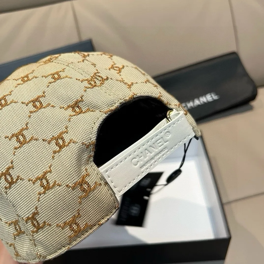 p90 new model shipped!   , Chanel (Chanel) new original baseball cap, small double C jacquard, 1:1 mold opening and customization at the counter, original canvas fabric + first layer of cowhide, light and breathable! The quality is great, the basic head circumference is 56cm, and the patch is adjustable.