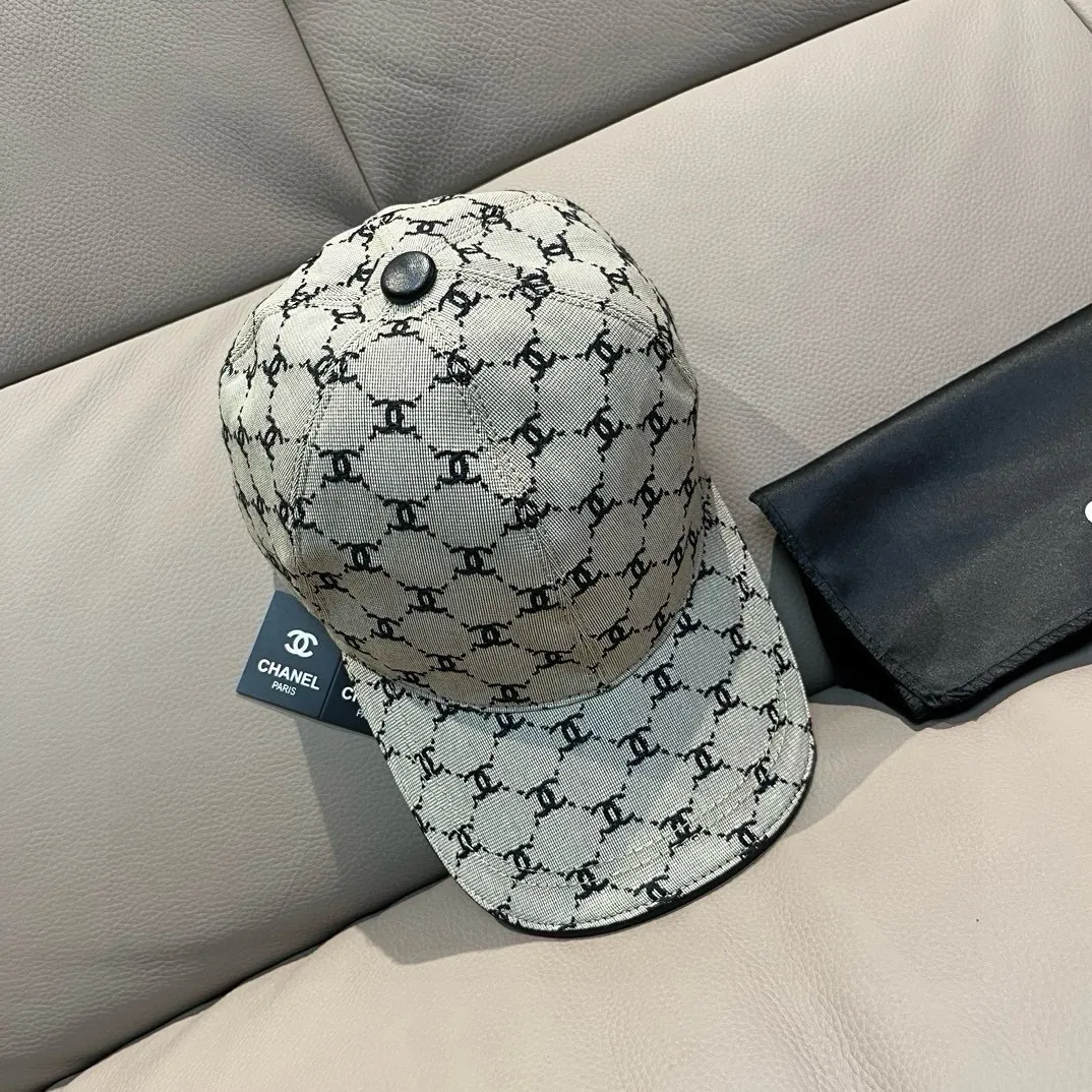 p90 new model shipped!   , Chanel (Chanel) new original baseball cap, small double C jacquard, 1:1 mold opening and customization at the counter, original canvas fabric + first layer of cowhide, light and breathable! The quality is great, the basic head circumference is 56cm, and the patch is adjustable.