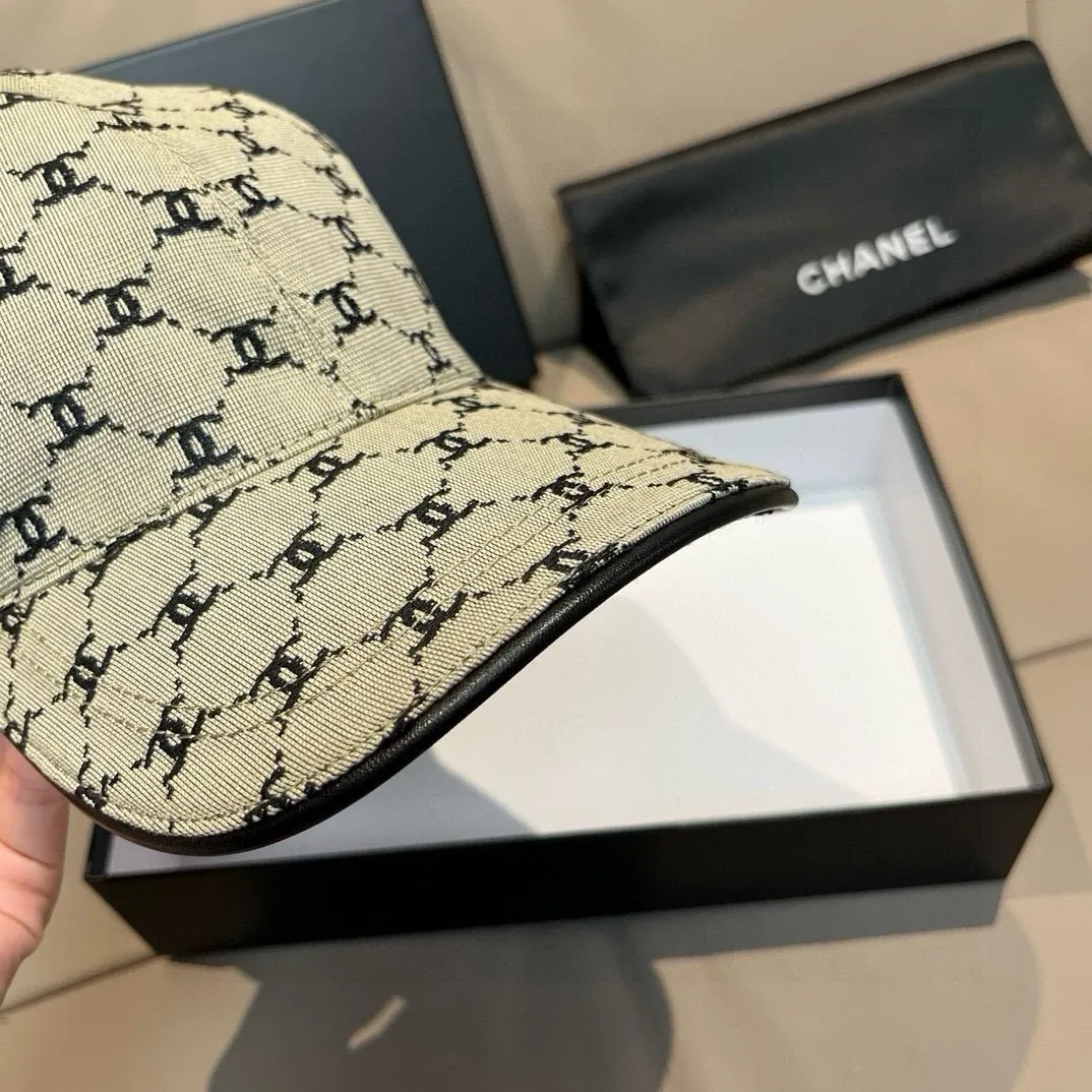 p90 new model shipped!   , Chanel (Chanel) new original baseball cap, small double C jacquard, 1:1 mold opening and customization at the counter, original canvas fabric + first layer of cowhide, light and breathable! The quality is great, the basic head circumference is 56cm, and the patch is adjustable.