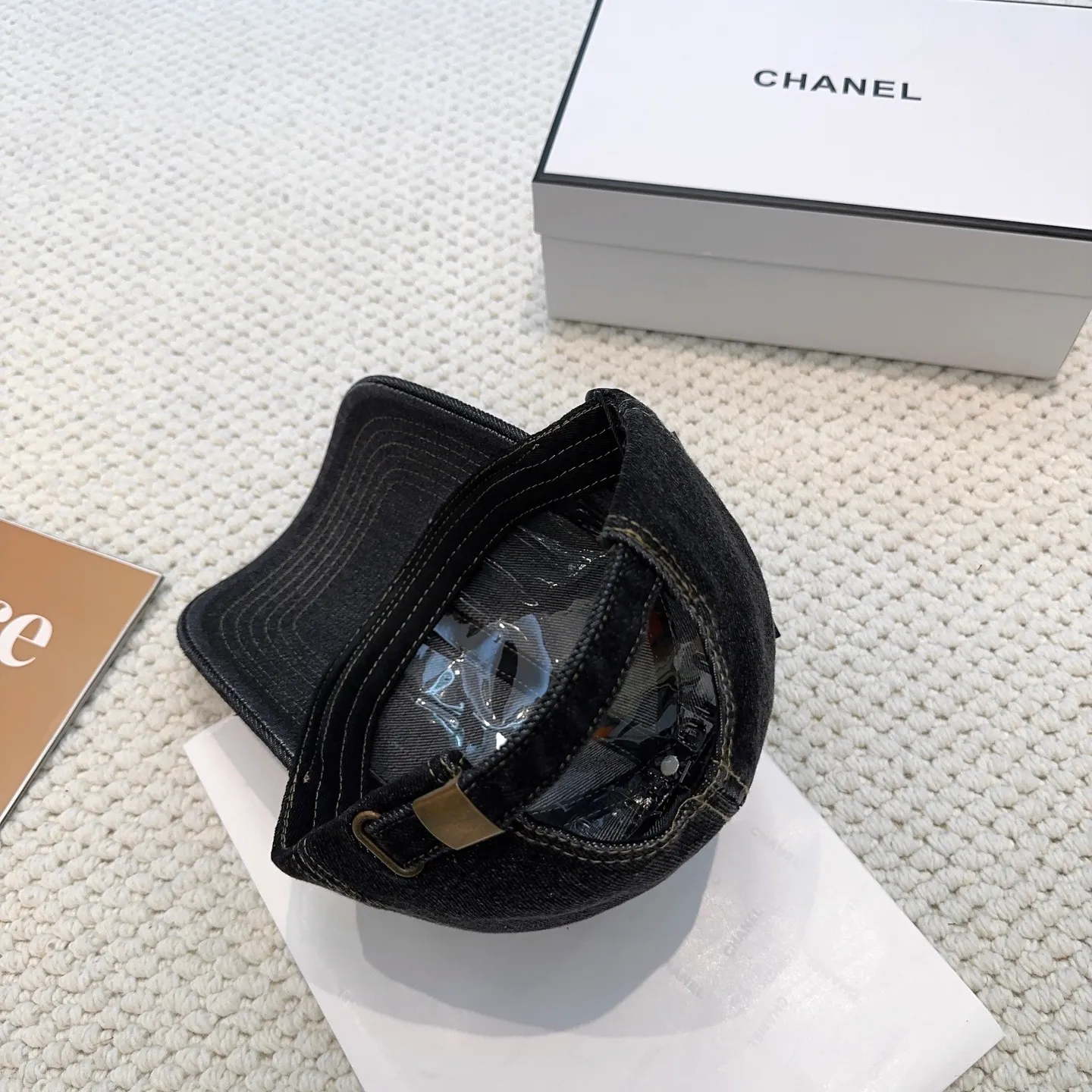 P66 CHANEL Chanel new style 🆕denim blue retro style baseball cap 🧢🔸 Take it out for holiday travel and look beautiful❕ Second-hand style. This kind of hat is not easy to match 😬 Ready in stock