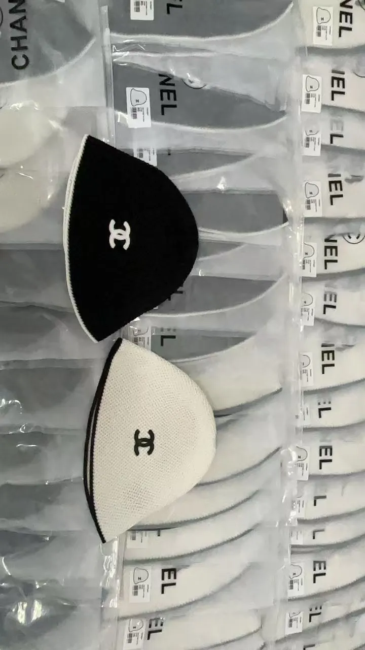 Hot 🔥The fashionable little item on the whole network is here, the Chanel 25c bucket hat, versatile color + small sheepskin logo, it is really high-quality, and the key point is that it looks super good when worn. It is super slim and has a French style for celebrities. It can be worn in all seasons 👍👍👍