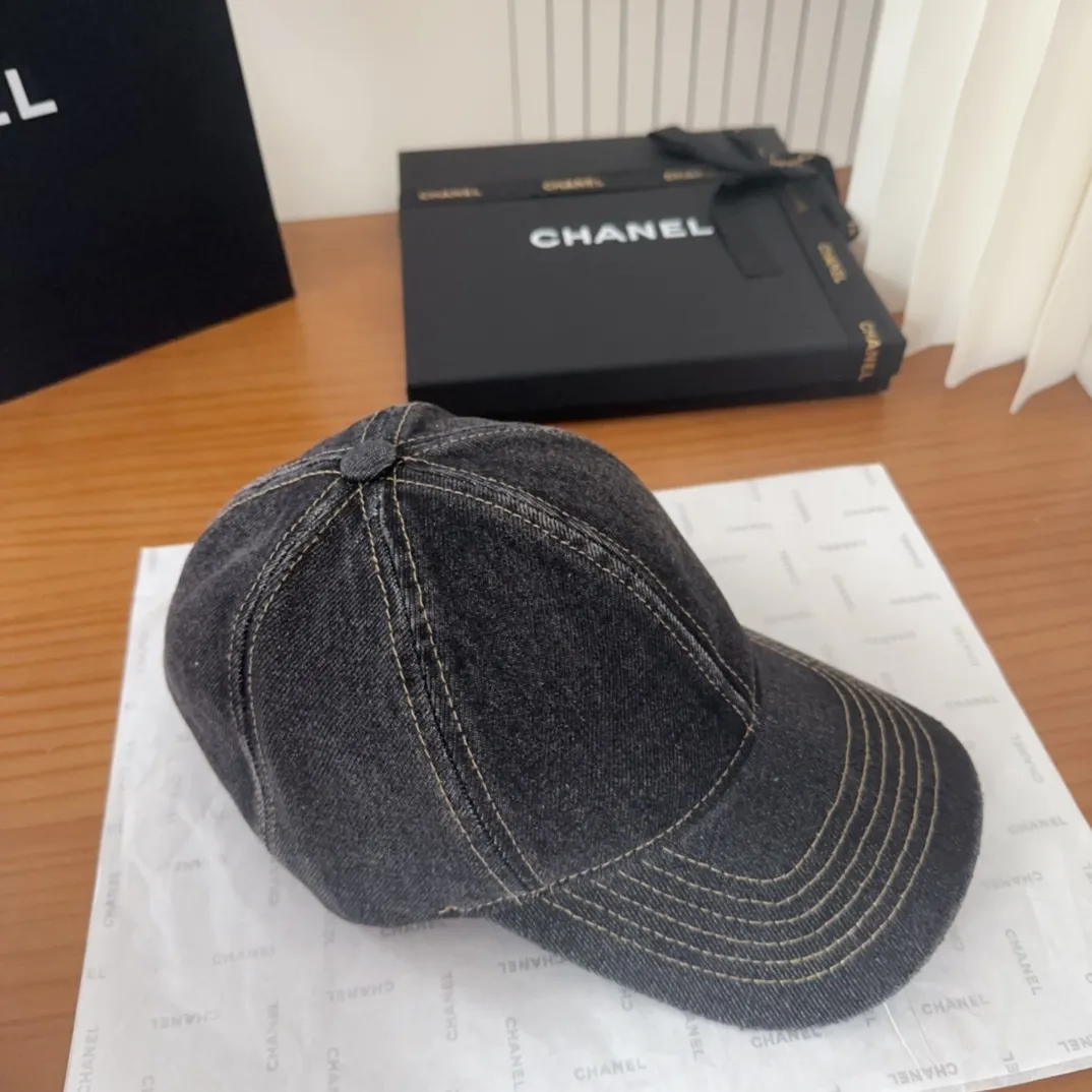 💰60 CHANEL Chanel new model🆕denim blue retro style bucket hat🔸 Take it out for holiday travel and it will be beautiful❕Middle-aged style. This kind of hat is not easy to match 😬 Ready stock