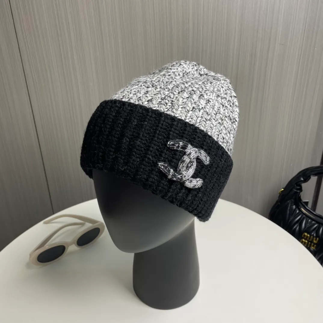 P60 Chanel official website quality Chanel autumn and winter wool hat recommended by internet celebrity fashion bloggers. It is a knitted hat with a super soft and comfortable feel and excellent elasticity!