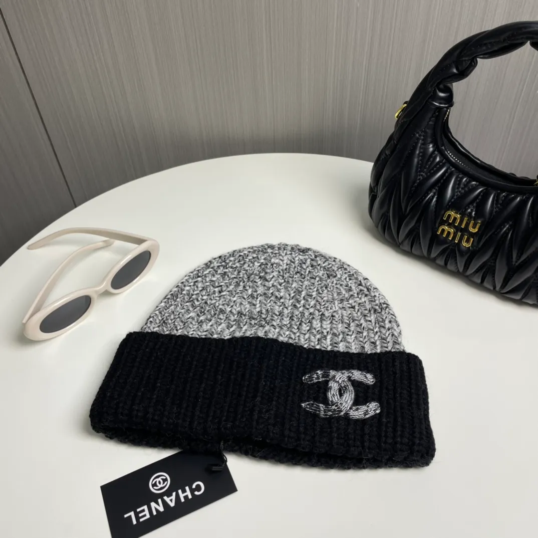 P60 Chanel official website quality Chanel autumn and winter wool hat recommended by internet celebrity fashion bloggers. It is a knitted hat with a super soft and comfortable feel and excellent elasticity!