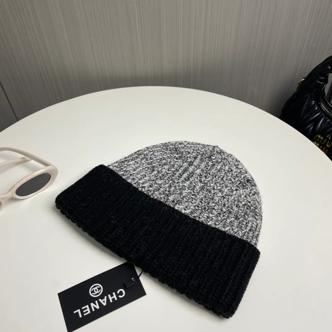 P60 Chanel official website quality Chanel autumn and winter wool hat recommended by internet celebrity fashion bloggers. It is a knitted hat with a super soft and comfortable feel and excellent elasticity!