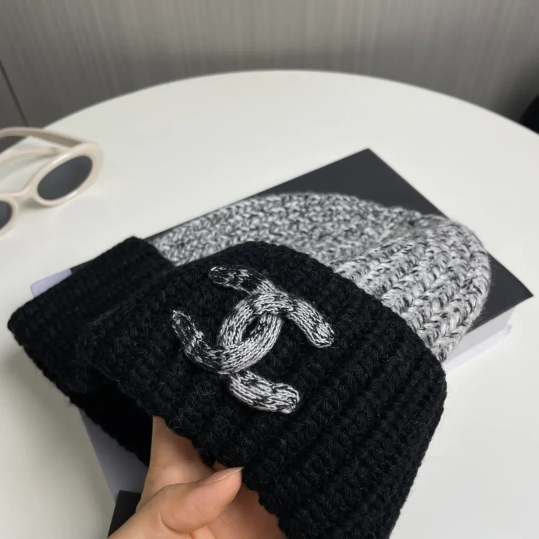 P60 Chanel official website quality Chanel autumn and winter wool hat recommended by internet celebrity fashion bloggers. It is a knitted hat with a super soft and comfortable feel and excellent elasticity!