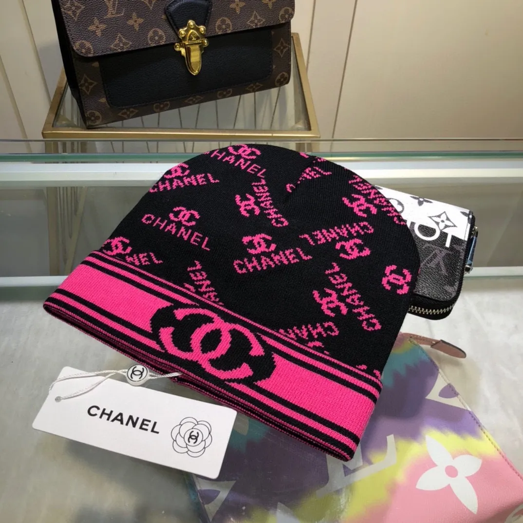 P40 comes with dust bag. CHANEL🎩cashmere wool quality knitted hat, fashionable, good quality, high-end, super soft! Super hot💖The texture is great and it’s great to match when out on the street! Fashion trends! A must-have item for autumn and winter, get it now!