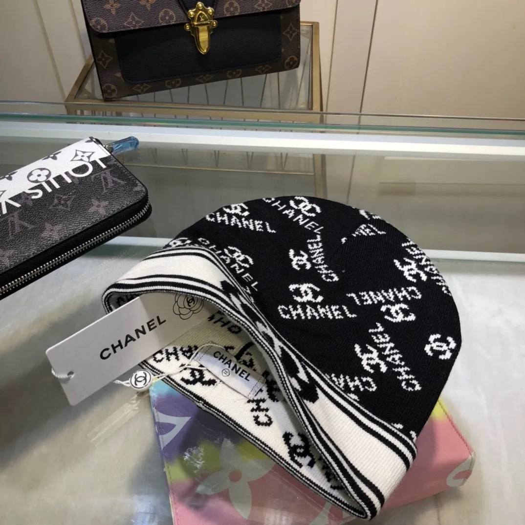 P40 comes with dust bag. CHANEL🎩cashmere wool quality knitted hat, fashionable, good quality, high-end, super soft! Super hot💖The texture is great and it’s great to match when out on the street! Fashion trends! A must-have item for autumn and winter, get it now!
