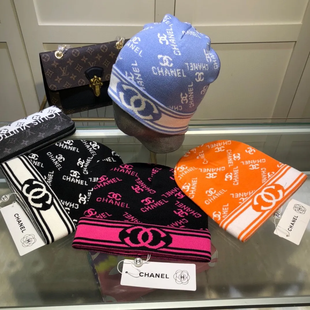 P40 comes with dust bag. CHANEL🎩cashmere wool quality knitted hat, fashionable, good quality, high-end, super soft! Super hot💖The texture is great and it’s great to match when out on the street! Fashion trends! A must-have item for autumn and winter, get it now!