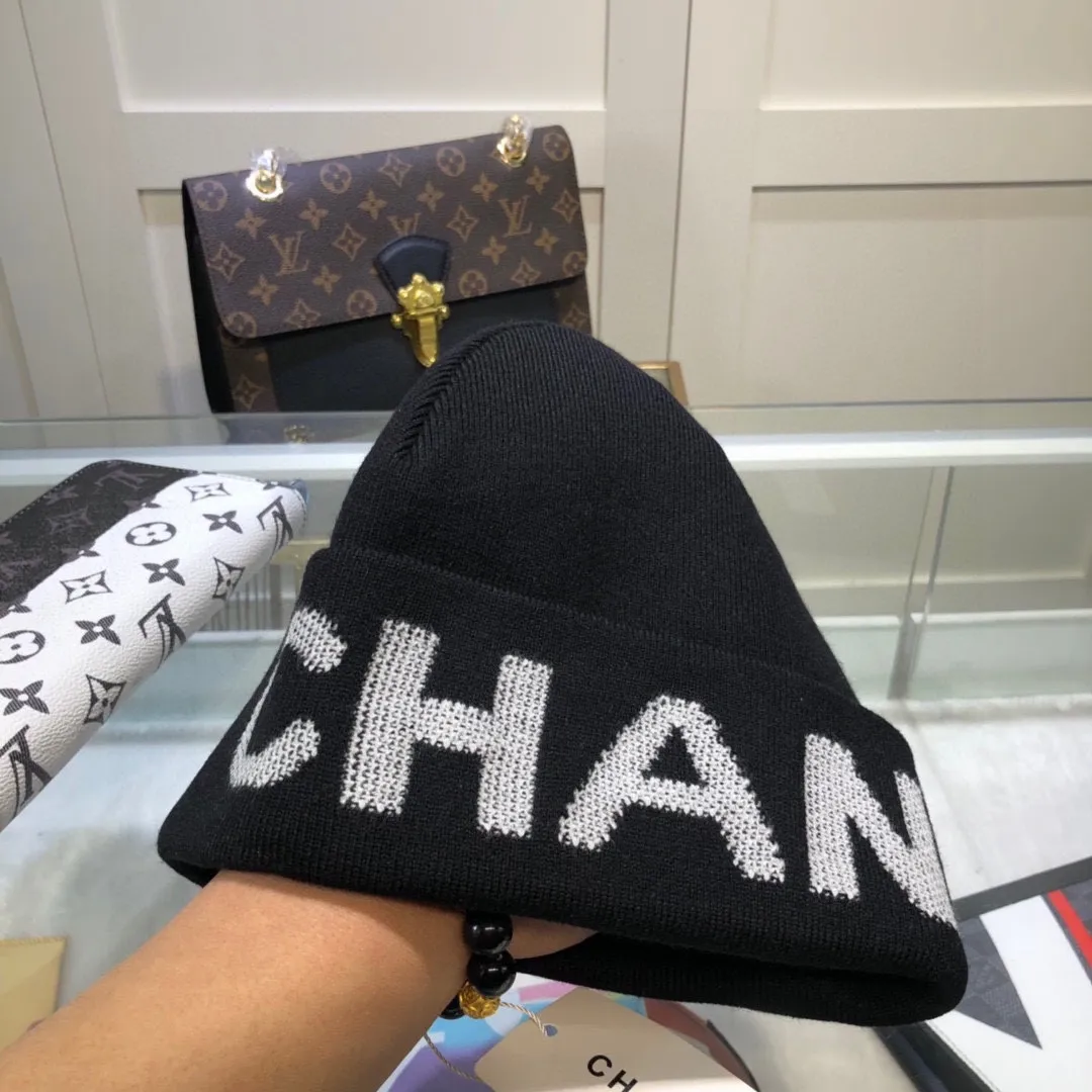 P50 CHANEL double-layer cashmere wool knitted hat, Xiaohongshu recommends that the official website purchase price is 4980 per hat, the quality is excellent, the combination of the autumn and winter big logo is really perfect, and the design style is even more noble! Order quickly