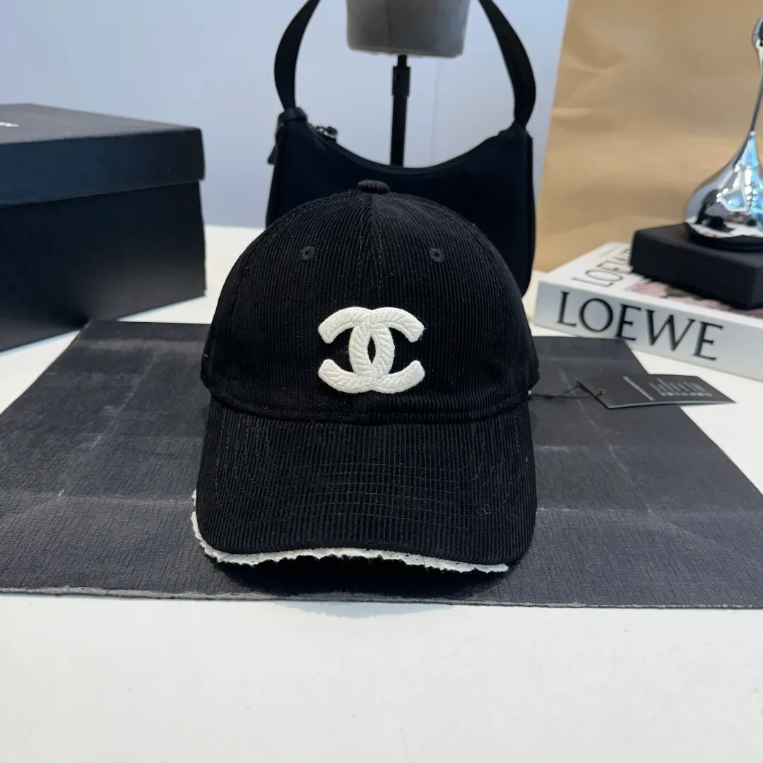 P70 Chanel's new autumn corduroy baseball cap 🧢 The colors of the small label are really eye-catching. The soft-top design of the entire hat fits perfectly on the head and is very comfortable. The color and texture are relatively retro and very versatile. Highly recommended. A must-have item for everyone✔️✔️