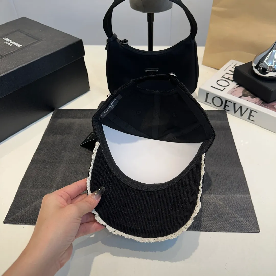 P70 Chanel's new autumn corduroy baseball cap 🧢 The colors of the small label are really eye-catching. The soft-top design of the entire hat fits perfectly on the head and is very comfortable. The color and texture are relatively retro and very versatile. Highly recommended. A must-have item for everyone✔️✔️