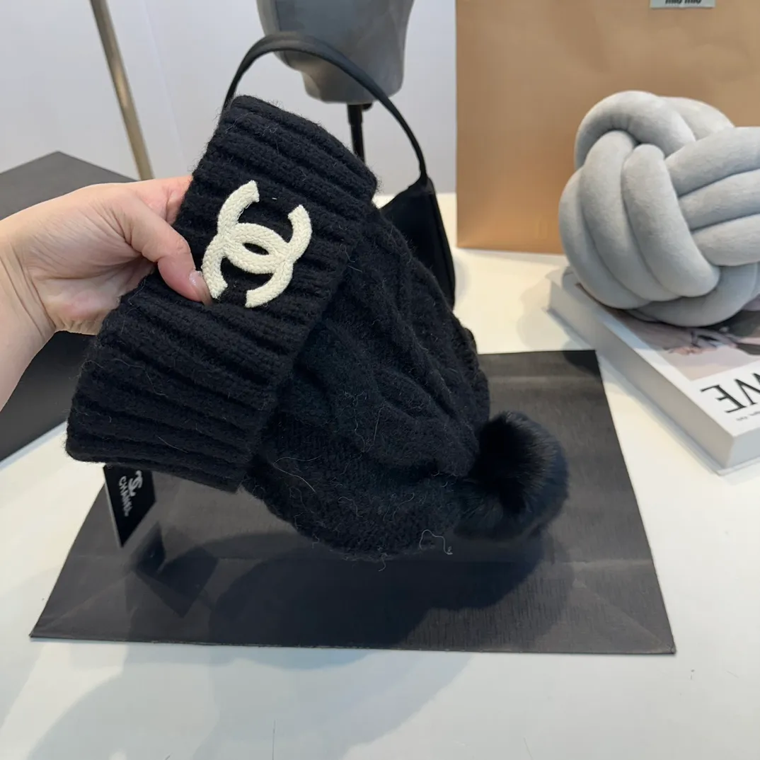 P90 CHANEL Chanel Orphan Fur Ball Autumn and Winter New Big Brand Wool Knitted Beanie One-size-fits-all, complete with tags ~ Very easy to match when out on the street!