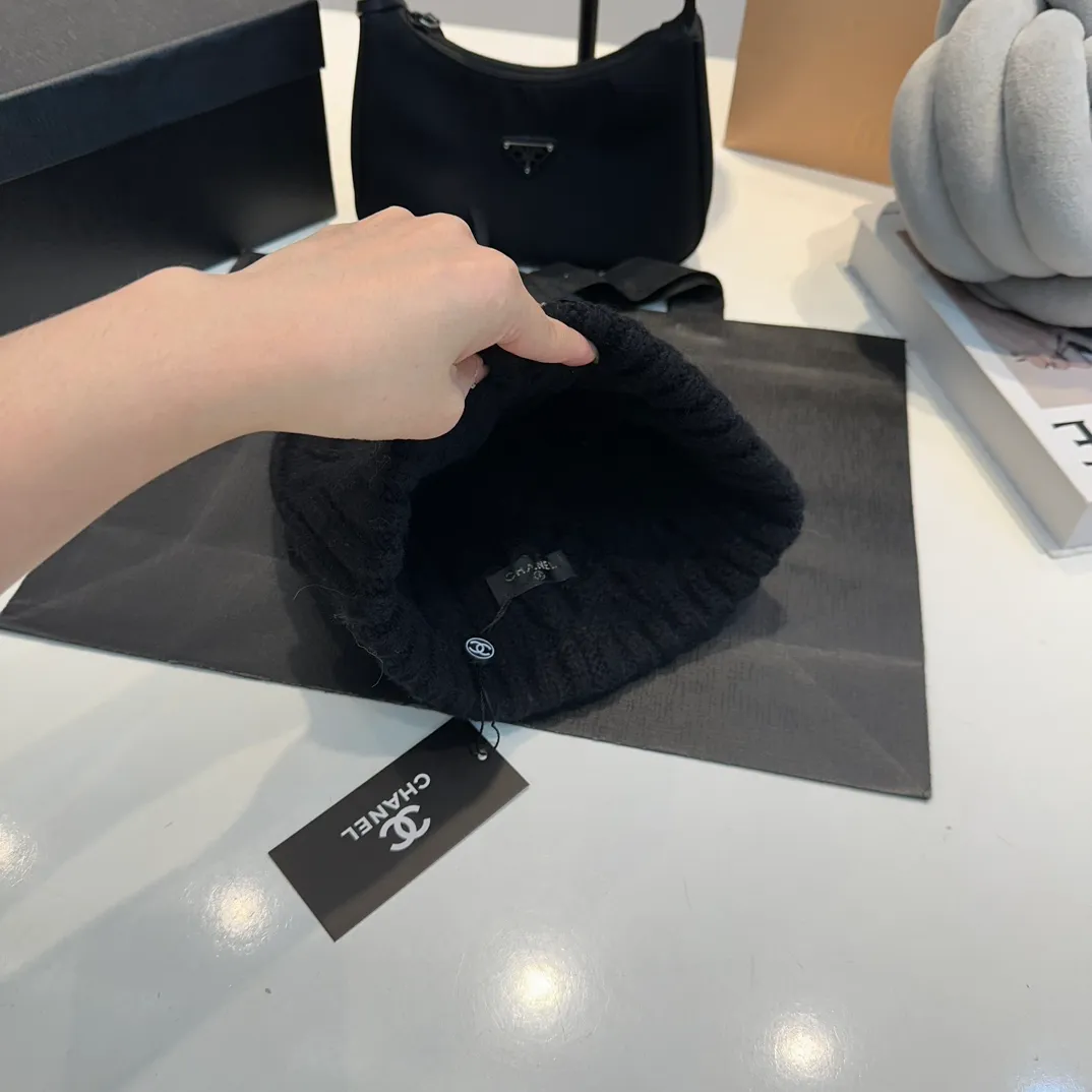 P90 CHANEL Chanel Orphan Fur Ball Autumn and Winter New Big Brand Wool Knitted Beanie One-size-fits-all, complete with tags ~ Very easy to match when out on the street!