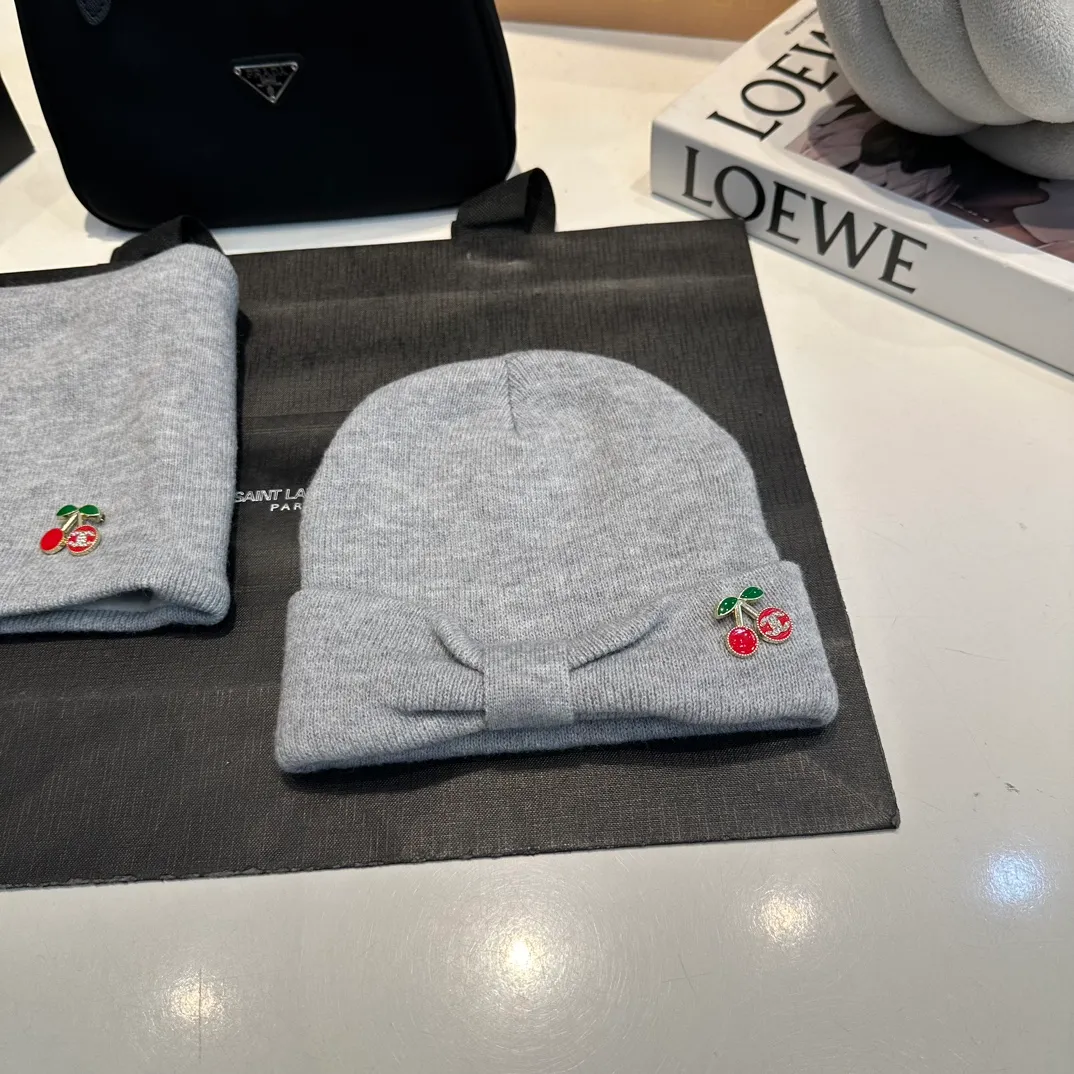 P140 Chanel Chanel children's knitted beanie cherry three-piece set, scarf, hat, gloves, super warm