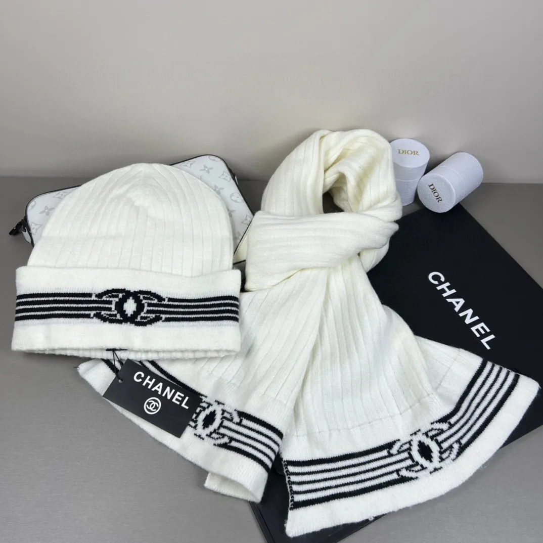 P160 CHANEL Xiaohongshu hot style, official website new classic suit hat! Hat ➕Scarf! It feels great in hand! It’s warm and super comfortable. This winter, all you need is a hat set like this. It’s warm and fashionable! Welcome to choose!!