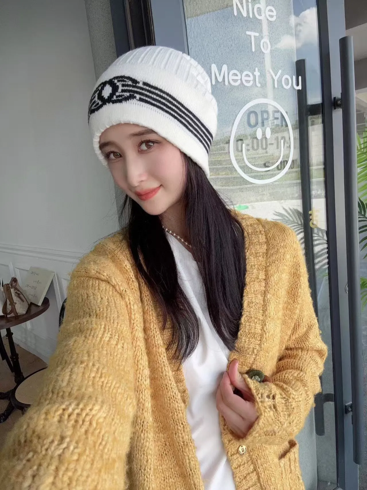 P160 CHANEL Xiaohongshu hot style, official website new classic suit hat! Hat ➕Scarf! It feels great in hand! It’s warm and super comfortable. This winter, all you need is a hat set like this. It’s warm and fashionable! Welcome to choose!!