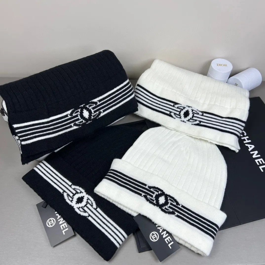 P160 CHANEL Xiaohongshu hot style, official website new classic suit hat! Hat ➕Scarf! It feels great in hand! It’s warm and super comfortable. This winter, all you need is a hat set like this. It’s warm and fashionable! Welcome to choose!!