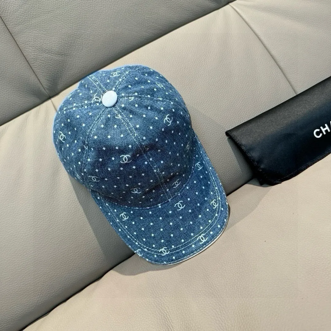 p90, Chanel (Chanel) new original baseball cap, denim small double C, 1:1 mold opening and customization at the counter, original denim fabric + first-layer cowhide, light and breathable! The quality is great, the basic head circumference is 56cm, and the patch is adjustable.