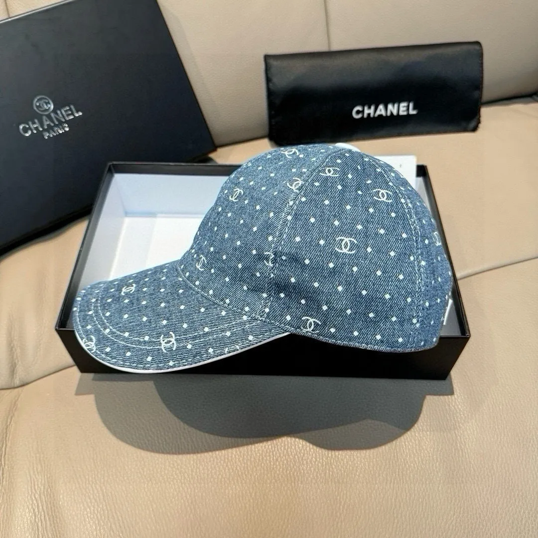 p90, Chanel (Chanel) new original baseball cap, denim small double C, 1:1 mold opening and customization at the counter, original denim fabric + first-layer cowhide, light and breathable! The quality is great, the basic head circumference is 56cm, and the patch is adjustable.