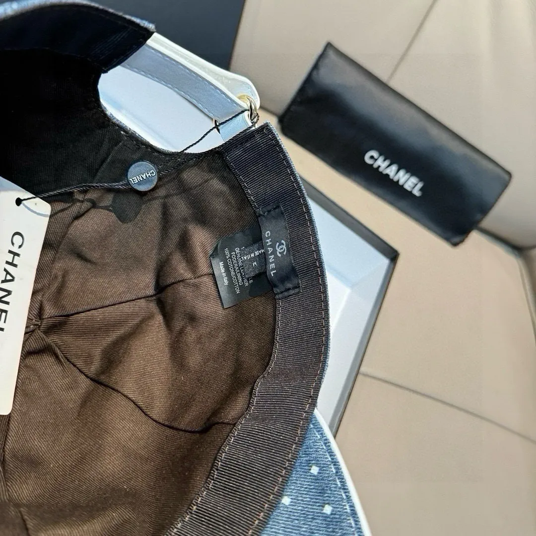 p90, Chanel (Chanel) new original baseball cap, denim small double C, 1:1 mold opening and customization at the counter, original denim fabric + first-layer cowhide, light and breathable! The quality is great, the basic head circumference is 56cm, and the patch is adjustable.