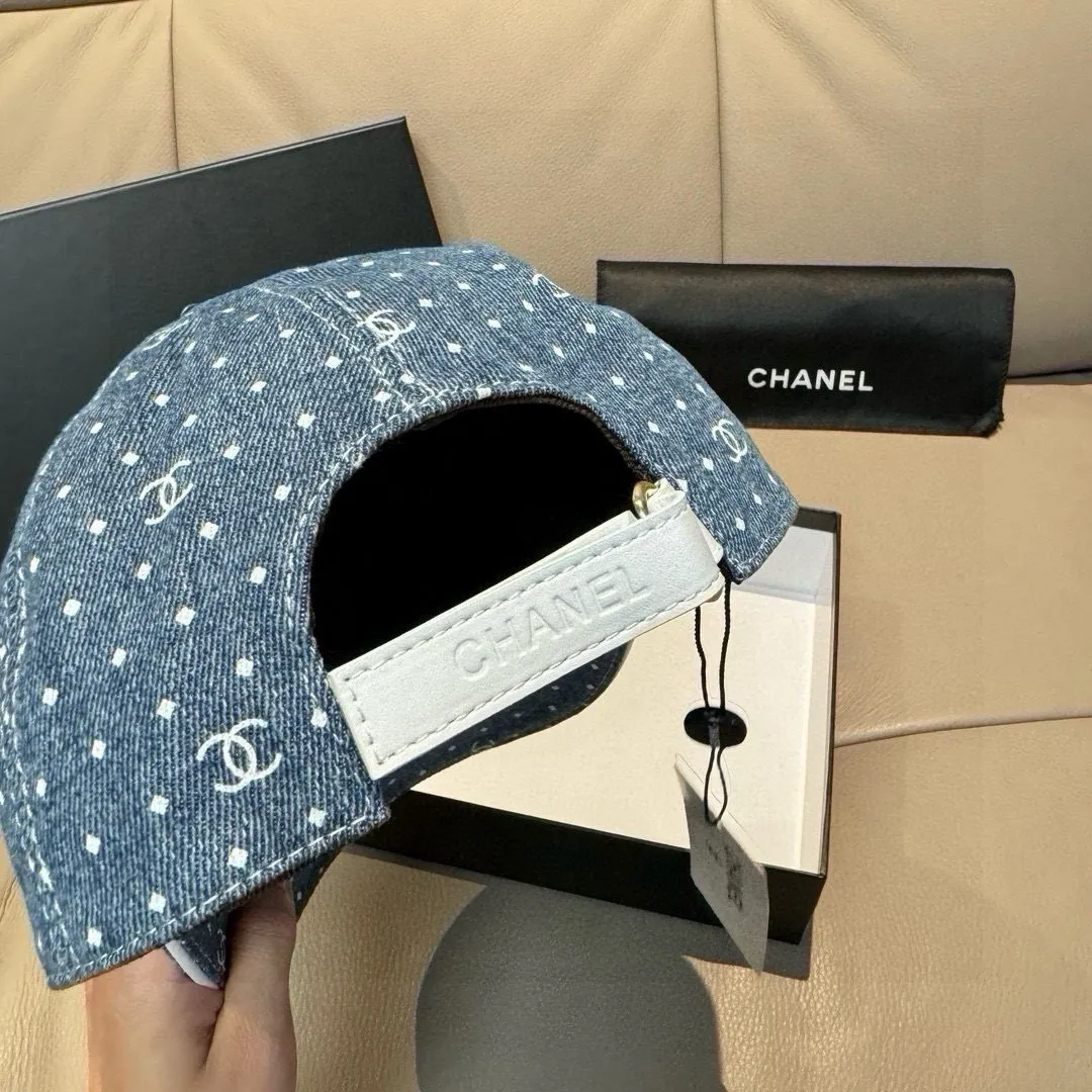 p90, Chanel (Chanel) new original baseball cap, denim small double C, 1:1 mold opening and customization at the counter, original denim fabric + first-layer cowhide, light and breathable! The quality is great, the basic head circumference is 56cm, and the patch is adjustable.