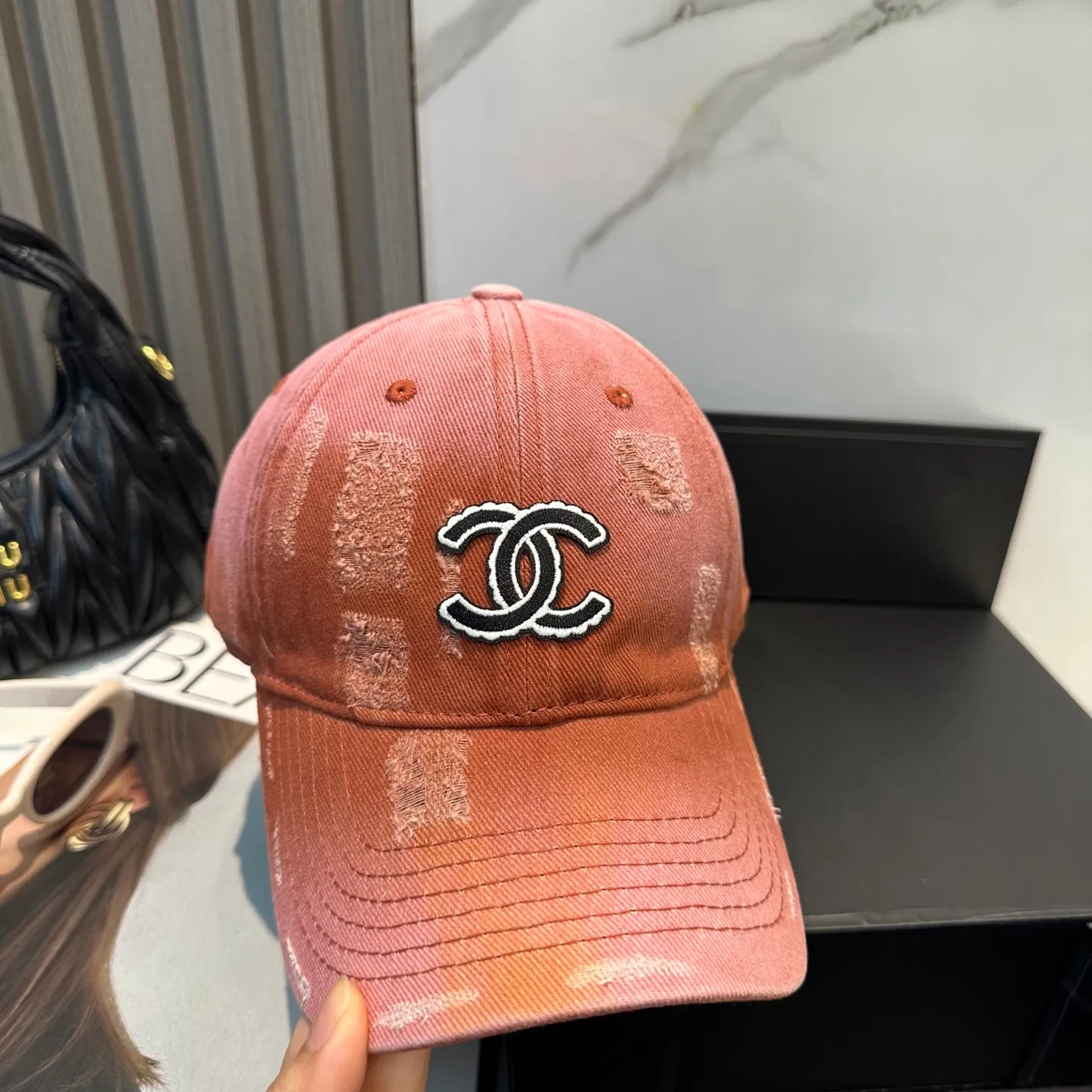 P66 Chanel's new simple baseball cap in dopamine color, a hot color at the moment - full of street style! Trendy and versatile, Xiaohongshu grows grass, poison, get your boyfriend, and cool together