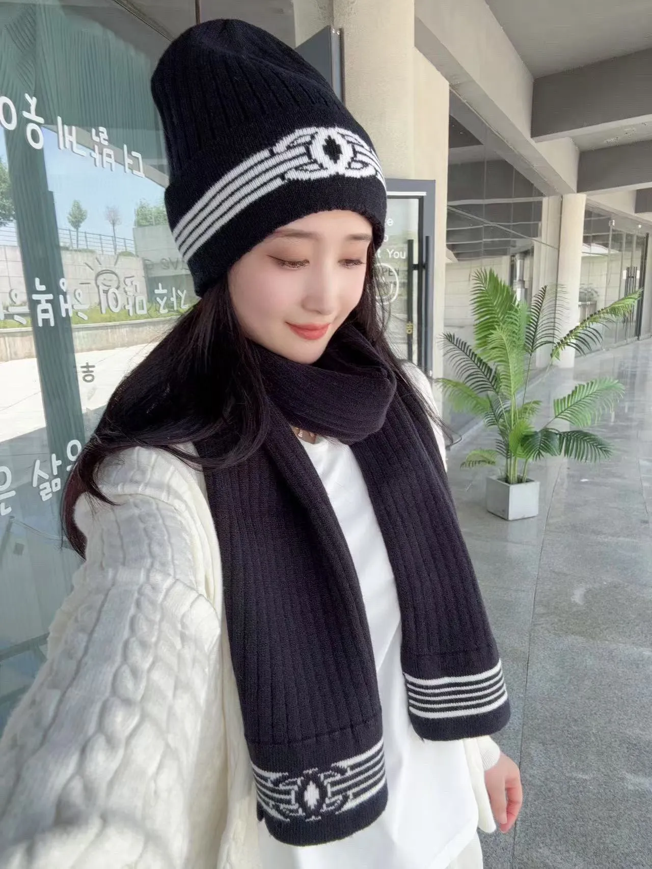 P160 CHANEL Xiaohongshu hot style, official website new classic suit hat! Hat ➕Scarf! It feels great in hand! It’s warm and super comfortable. This winter, all you need is a hat set like this. It’s warm and fashionable! Welcome to choose!!
